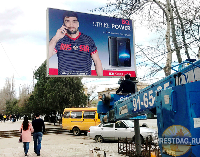 Абдусалам Гадисов рекламирует отечественный смартфон