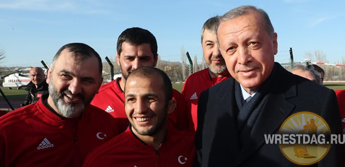 Реджеп Эрдоган приземлился на базу турецких борцов