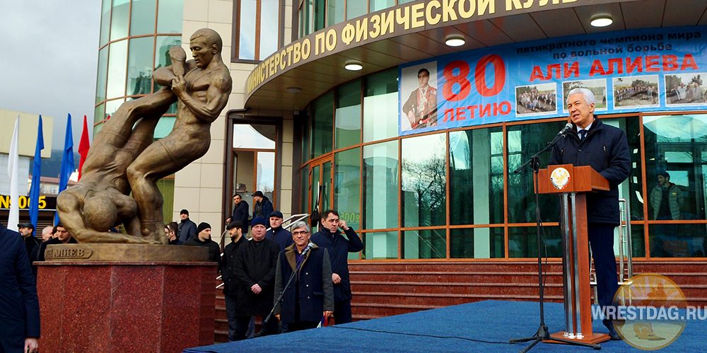 Сегодня в дагестанской столице состоялось торжественное открытие памятника Али Алиеву.
